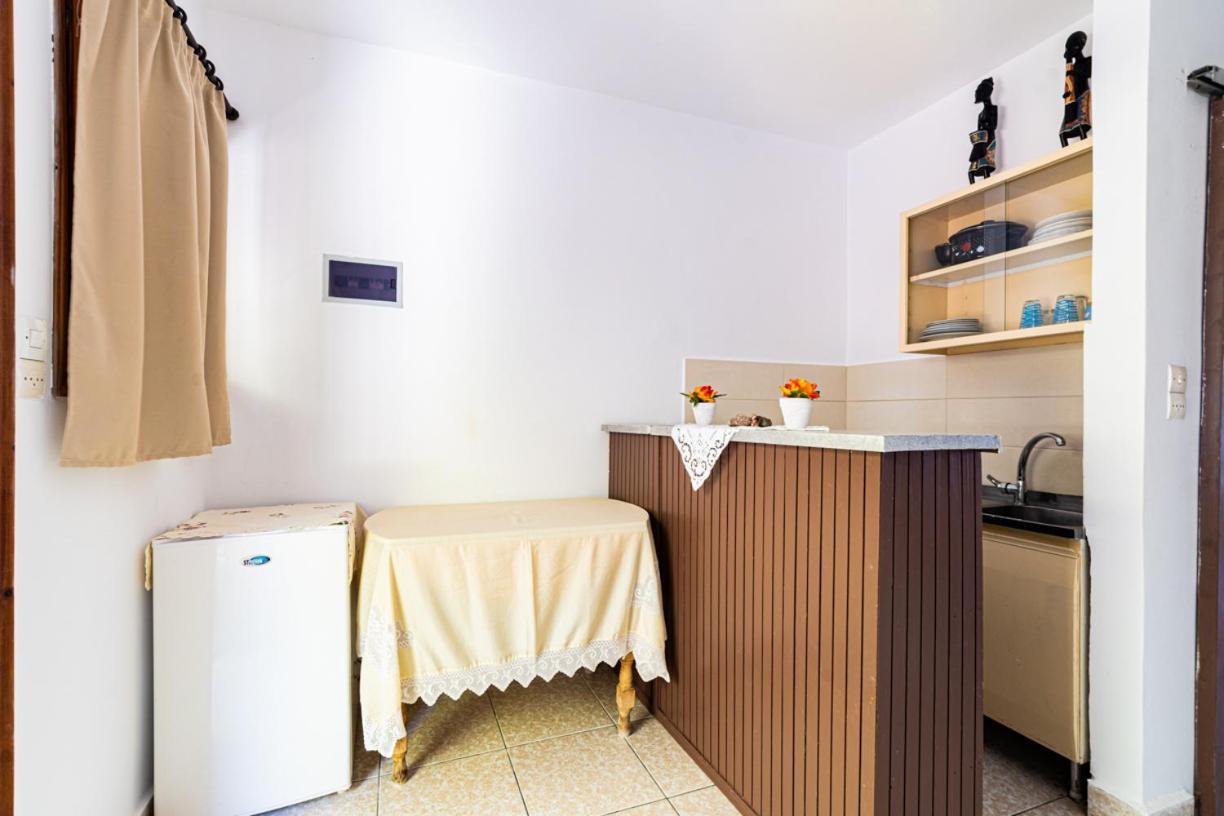 Lions Apartments Poros Town Bagian luar foto