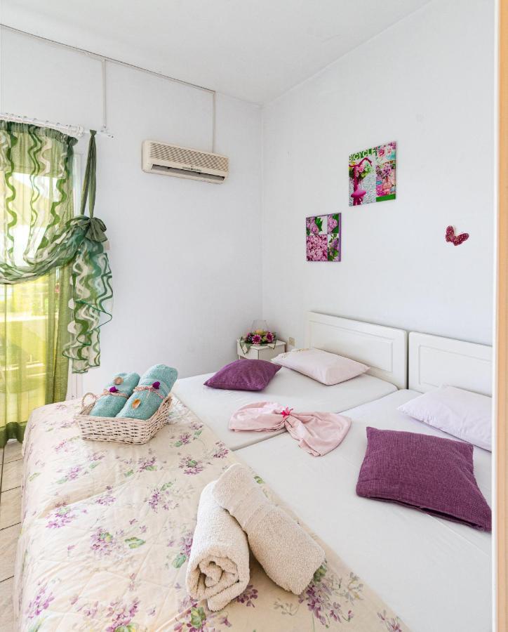 Lions Apartments Poros Town Bagian luar foto